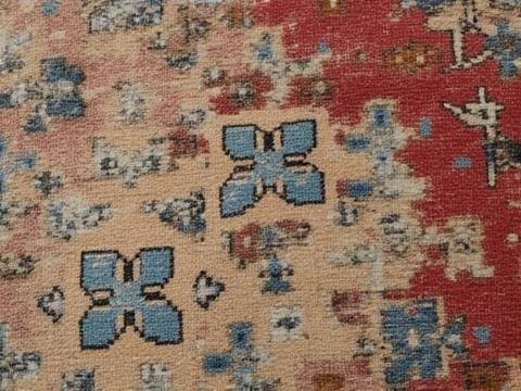 'Voor' foto van antiek tapijt restauratie